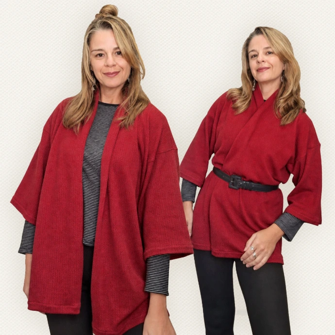 mulher vestindo Kimono de malha costurado por ela. Aparece em duas versões: solto e fechado com uma faixa.
