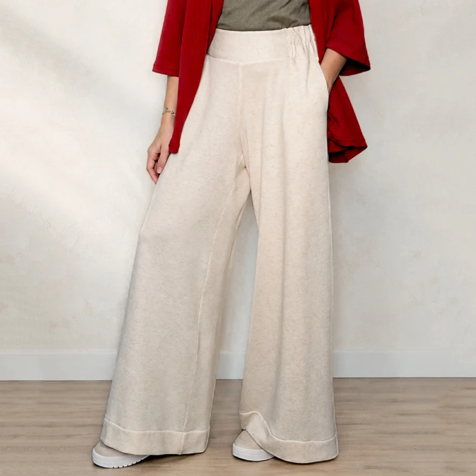 Mulher vestindo pantalona com bolsos em malha costurada por ela