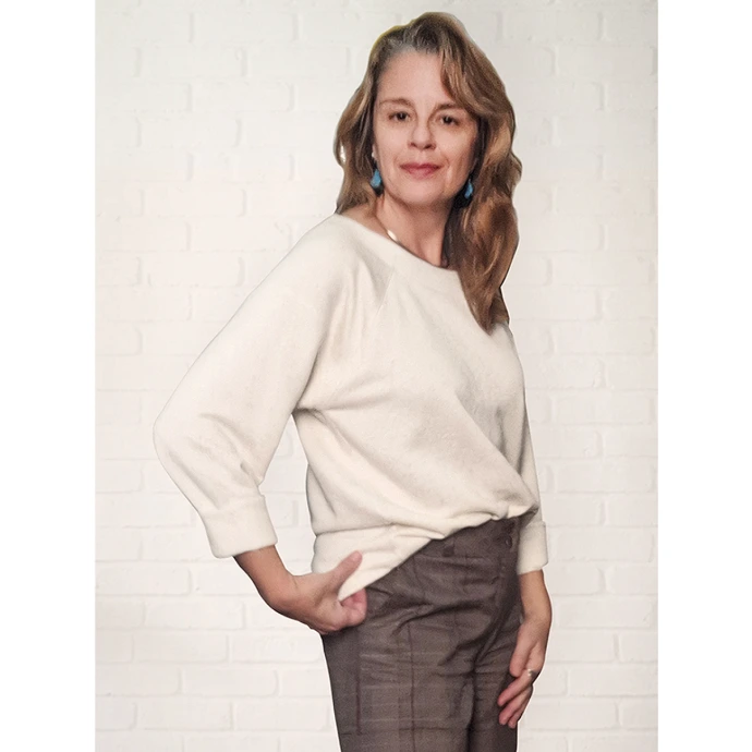 mulher mostrando detalhe blusa manga raglan em moletinho cru natural